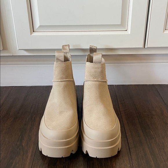 NWT UGG Brisbane Chelsea Boots - Picture 4 of 8